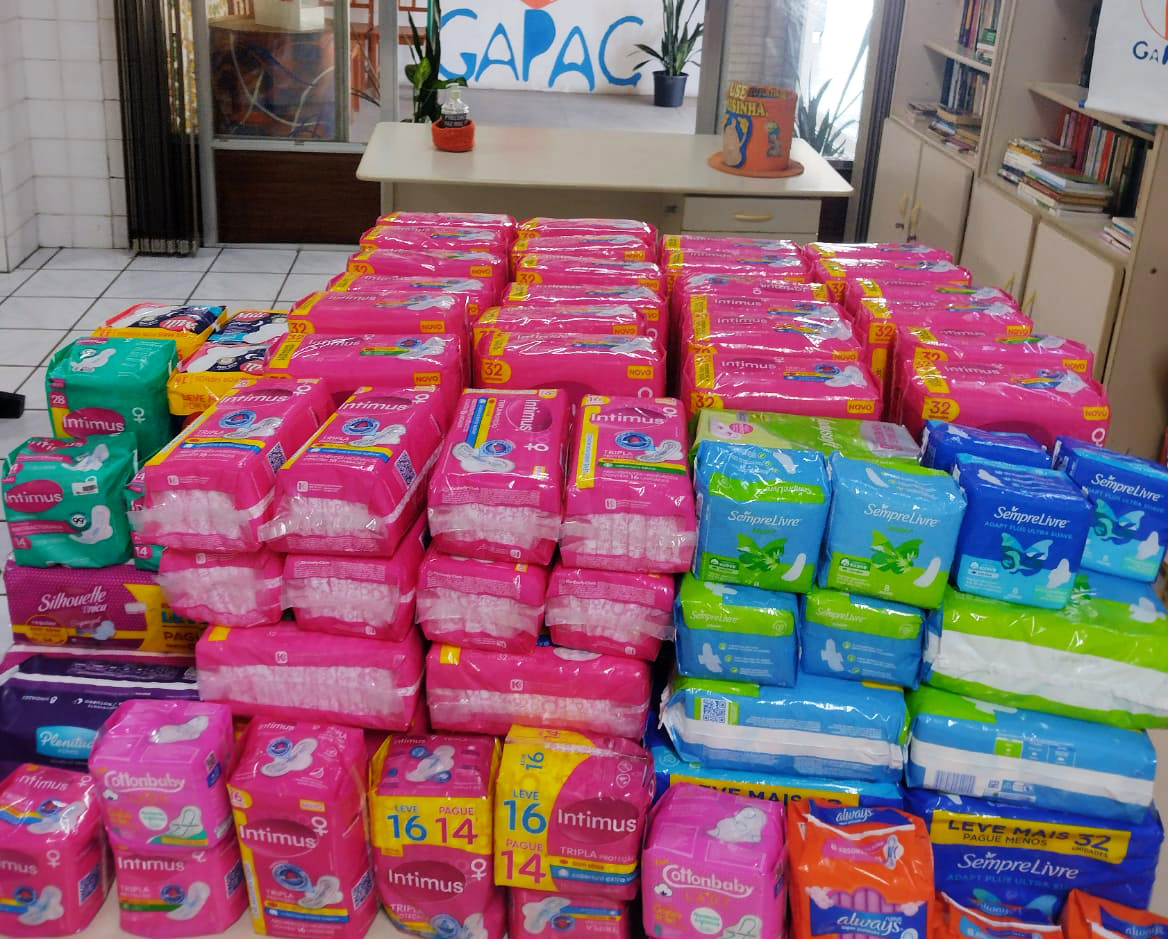 Em alusão ao Dia Internacional da Mulher, Rio Deserto doa mais de 3 mil absorventes higiênicos ao GAPAC, de Criciúma