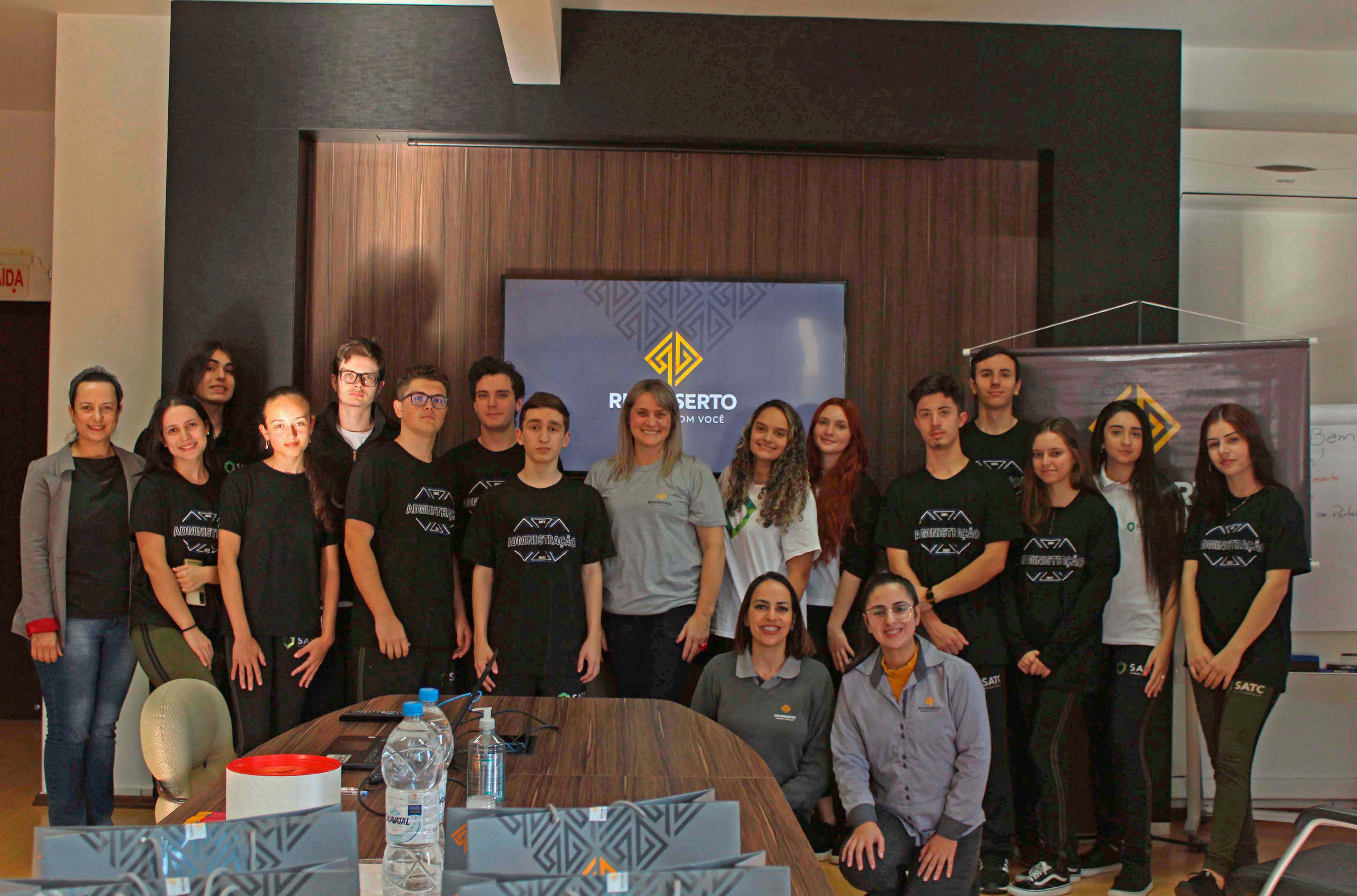 Estudantes da Satc conhecem rotinas de gestão de pessoas da Rio Deserto