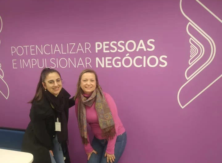 Profissionais de RH e TI, da Rio Deserto, visitam sede da Sênior Sistemas, em Blumenau