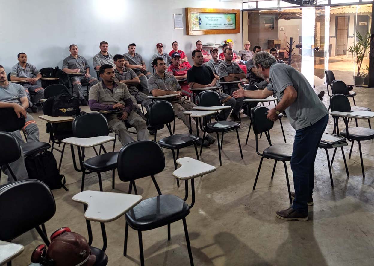 Capacitação sobre soldagem reúne colaboradores da Unidade de Extração Mina 101, da Rio Deserto