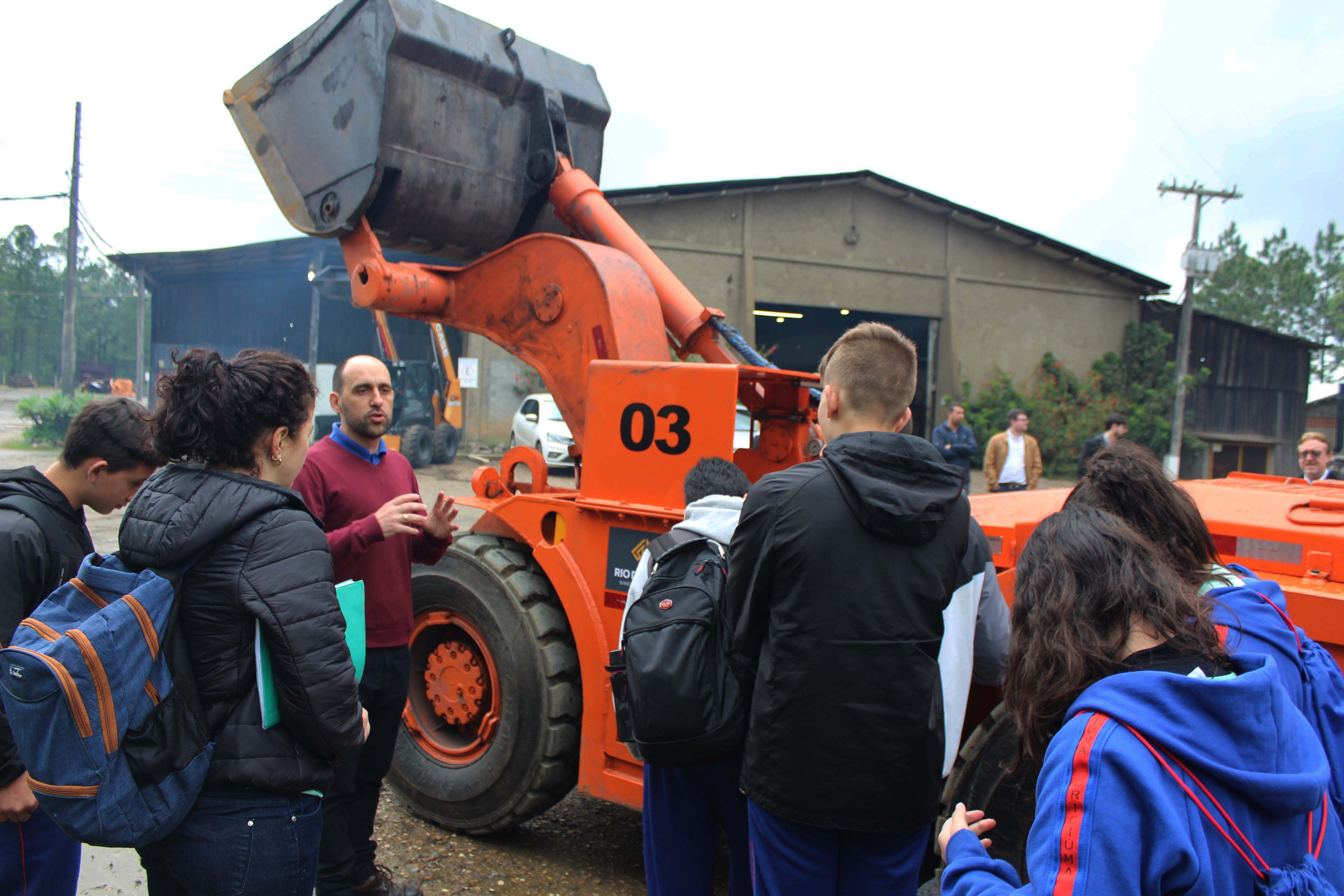 Em visita à Unidade Metalúrgica, da Rio Deserto, estudantes conhecem setores e equipamentos da mineração de carvão