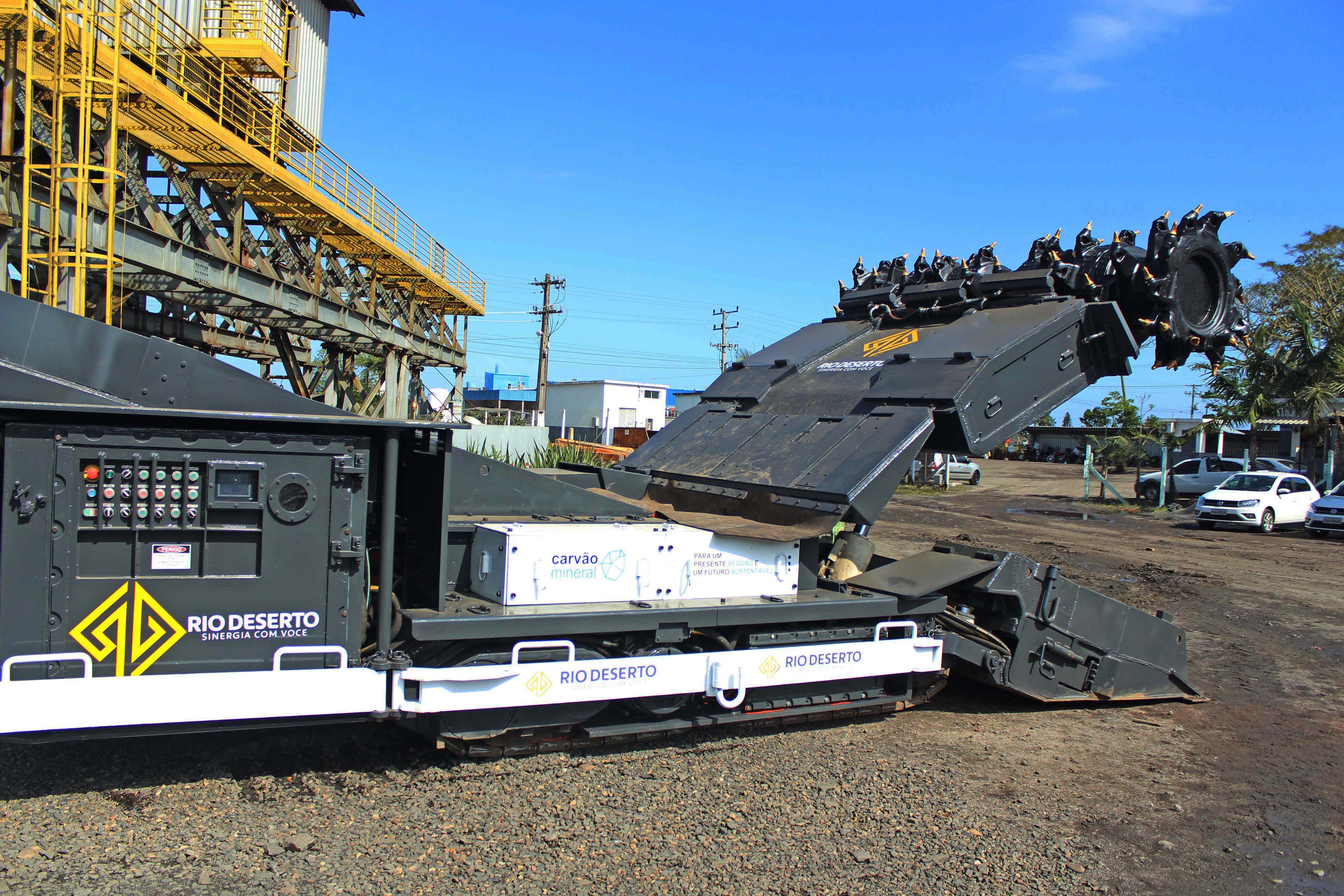 Minerador Contínuo customizado na Rio Deserto representa ícone da mineração de carvão atual