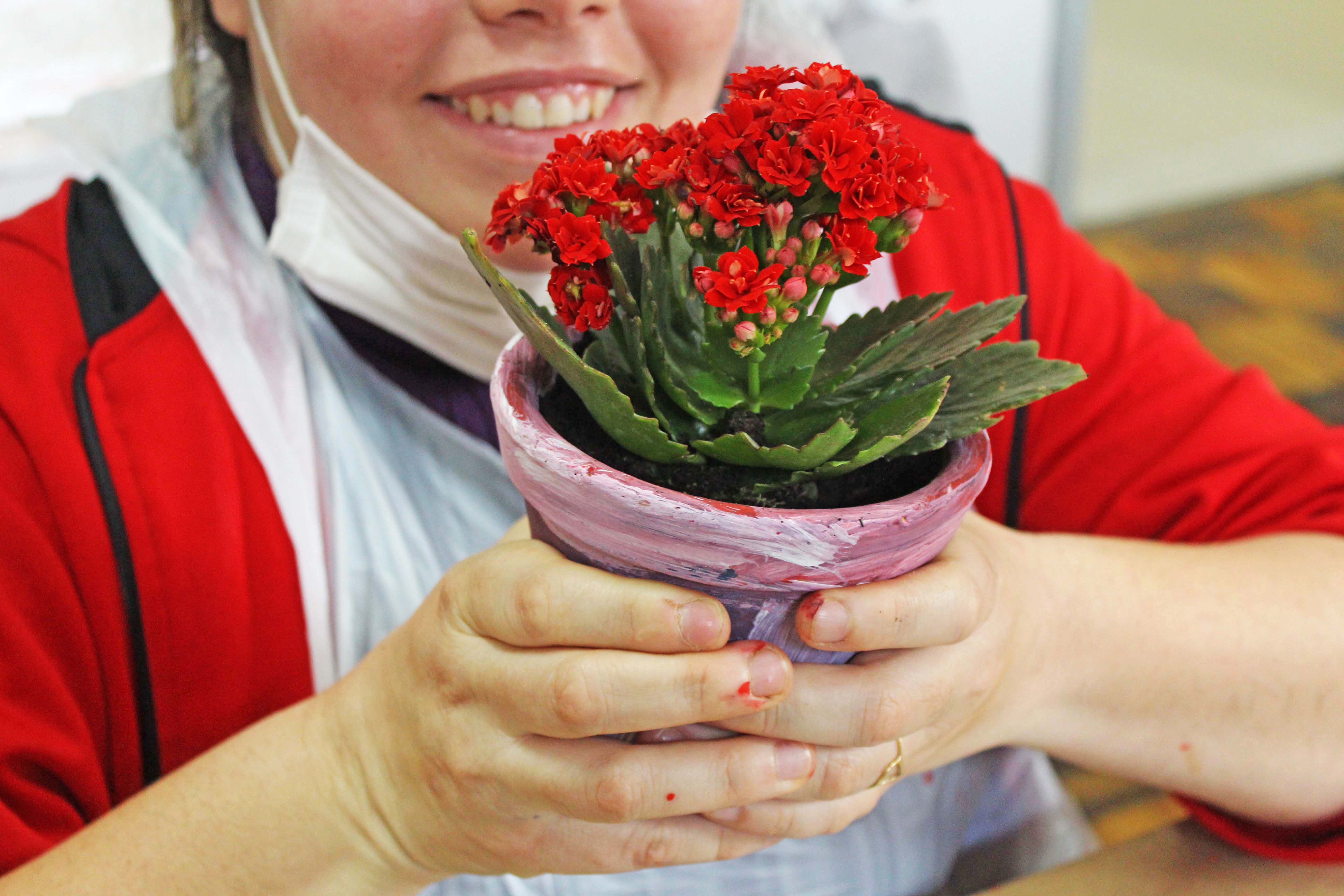 Cores, flores e sorrisos: Rio Deserto realiza ação com alunos da APAE Criciúma