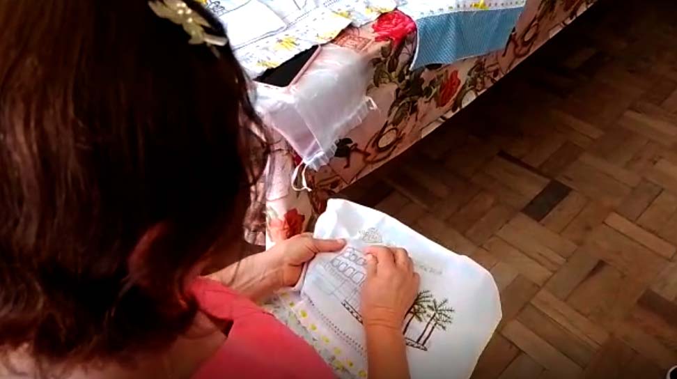 Com incentivo da Rio Deserto, Clube de Mães de Treviso confecciona artesanatos sobre a mineração de carvão