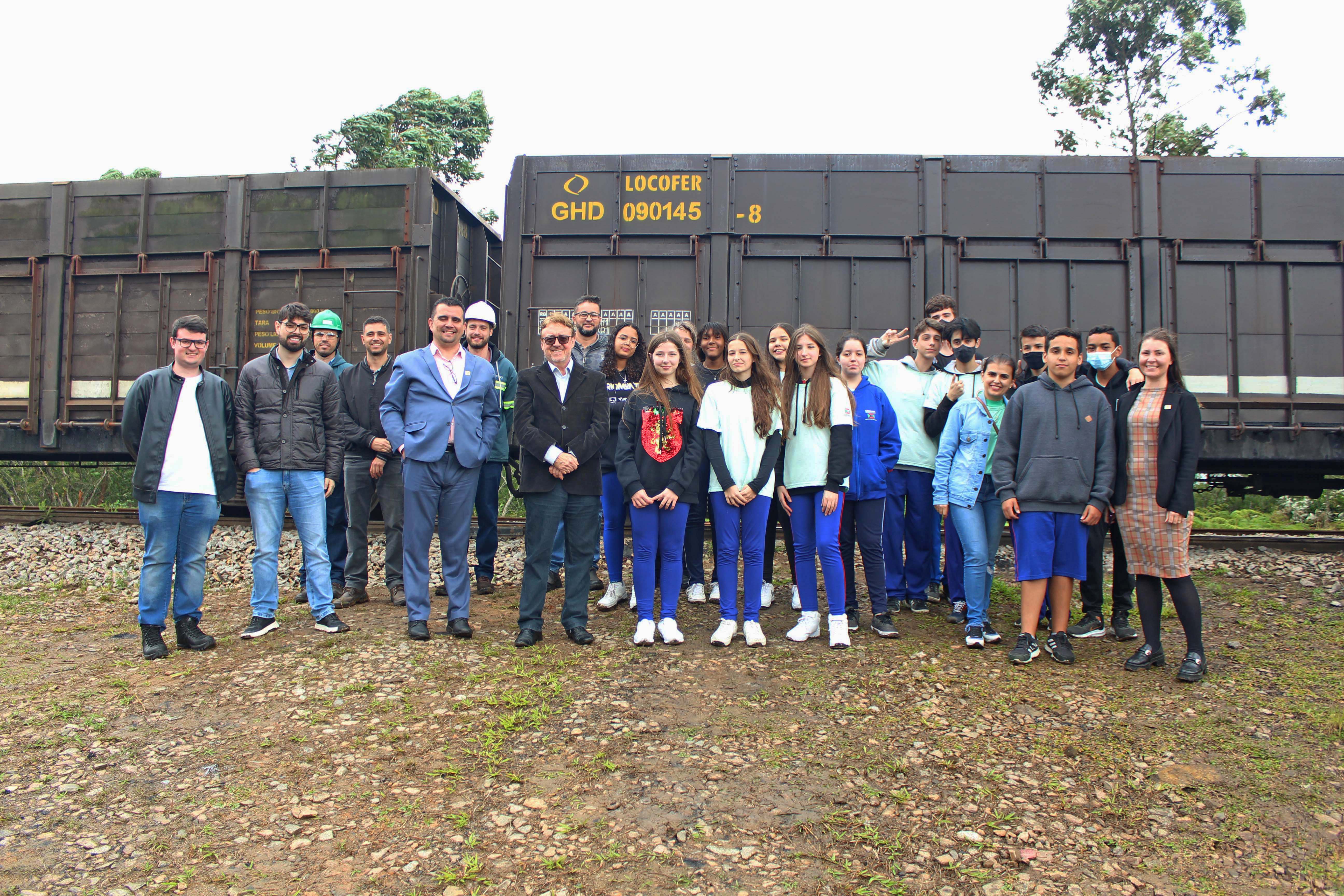 Estudantes conhecem carregamento de trem e estrutura da Unidade Mina Novo Horizonte, da Rio Deserto