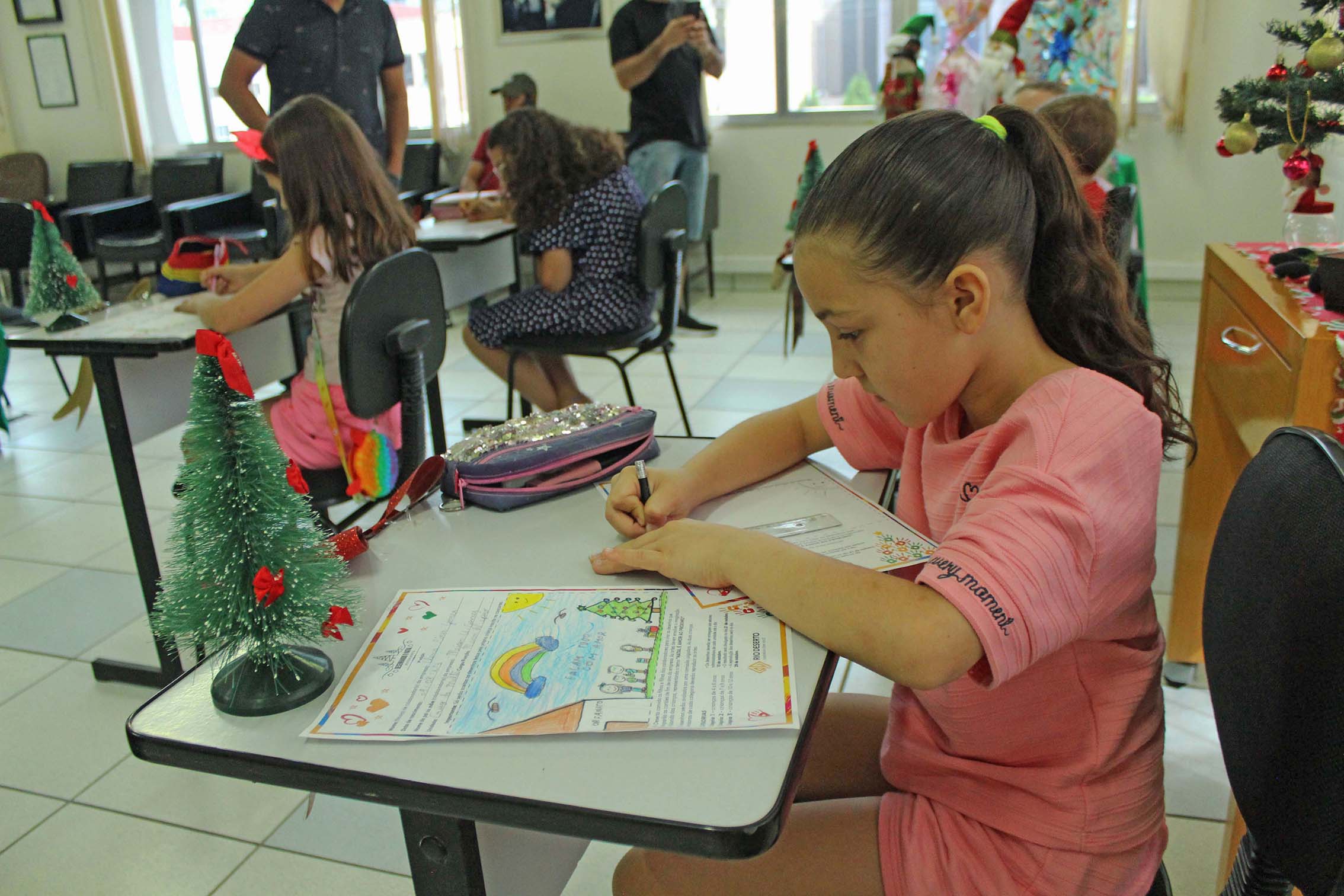 Criatividade de filhos de colaboradores marca concurso “Desenhando o Natal Rio Deserto”