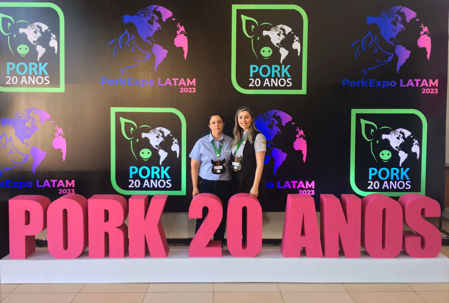 Colaboradoras da Ragro participam de feira e congresso sobre suinocultura, no Paraná