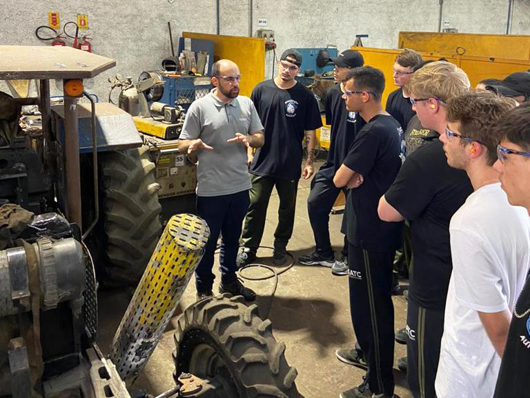 Estudantes do curso técnico em Manutenção Automotiva, da UniSatc, visitam Unidade Metalúrgica, da Rio Deserto
