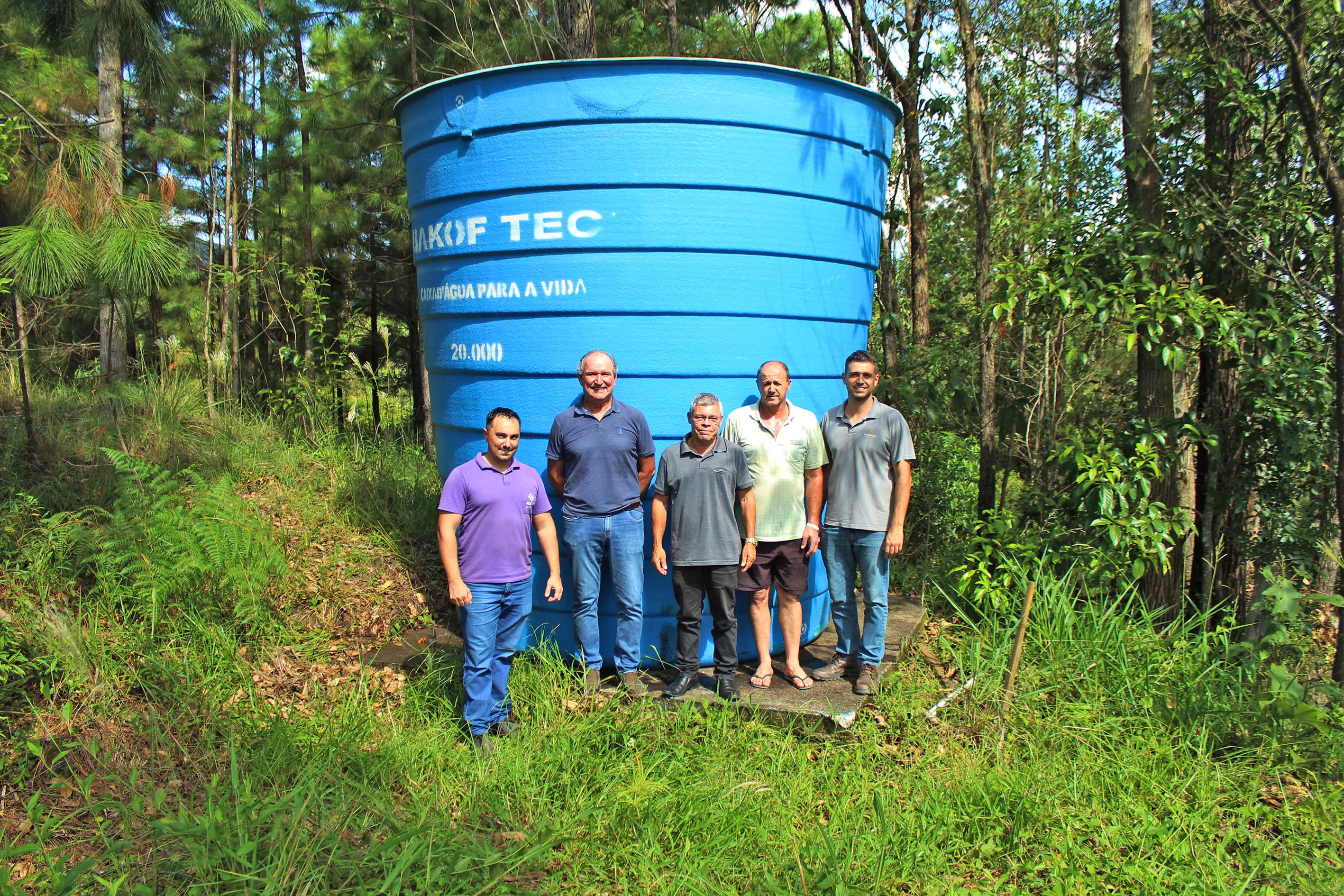 Rio Deserto doa caixa d´água e beneficia mais de 50 famílias da comunidade de Forquilha, em Treviso