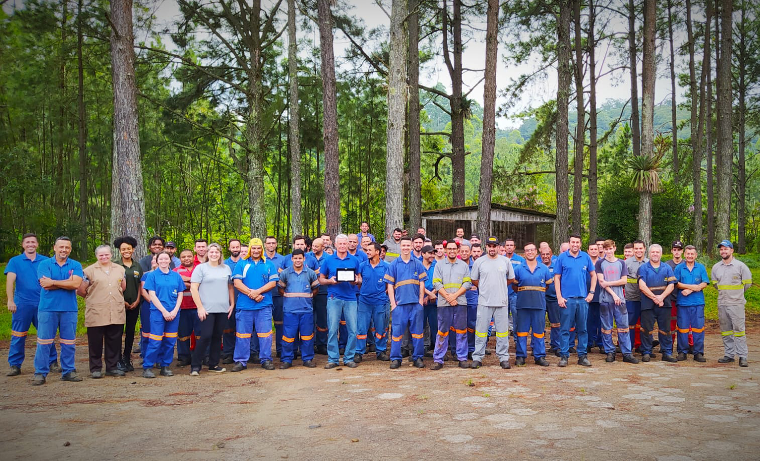 Colaborador da Unidade Metalúrgica recebe homenagem por aposentadoria