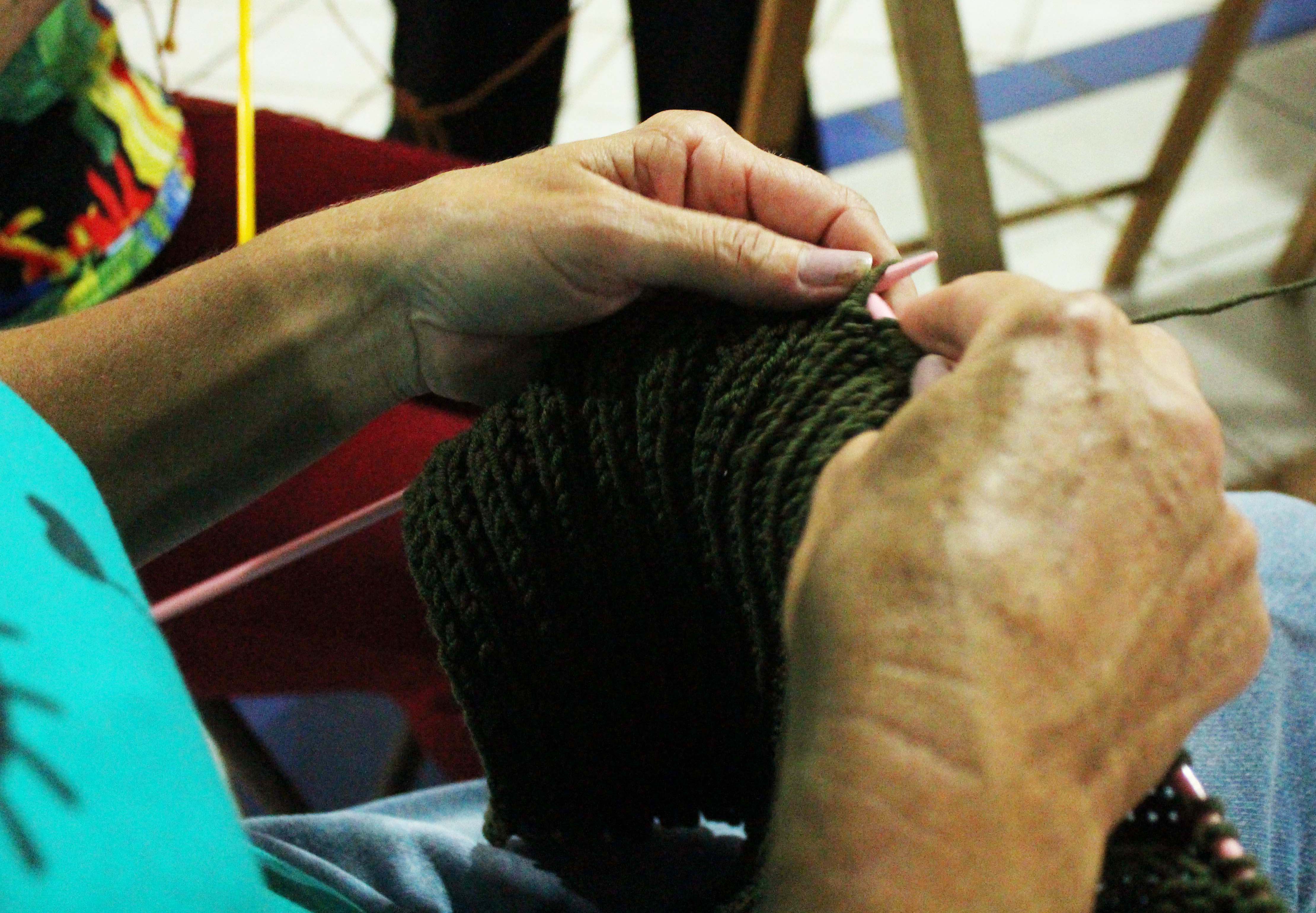 Em parceria com a Rio Deserto, Clube de Mães de Içara confecciona toucas de lã para doação
