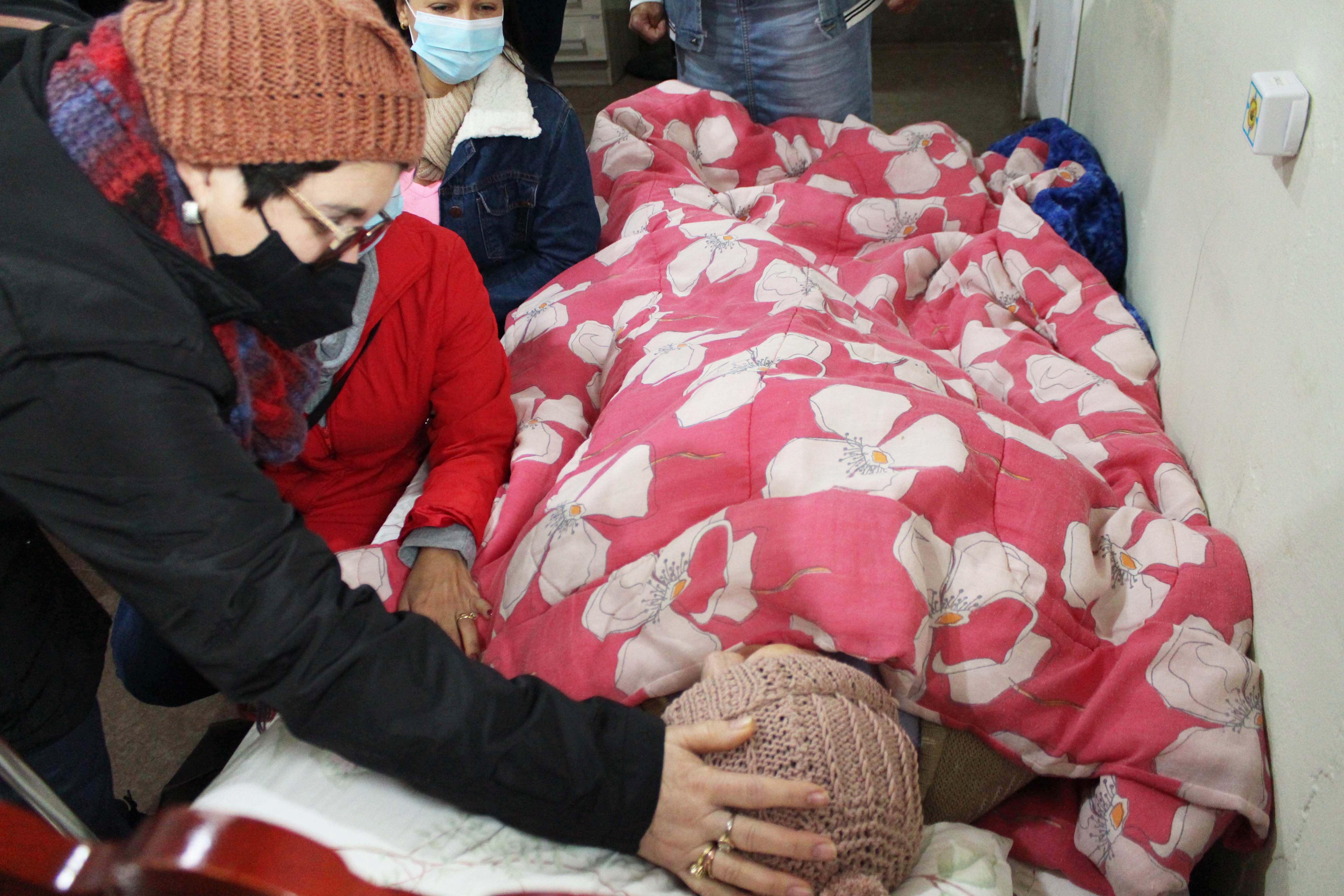 Gorros de lã produzidos por Clube de Mães de Içara, com apoio da Rio Deserto, são doados para casas de repouso