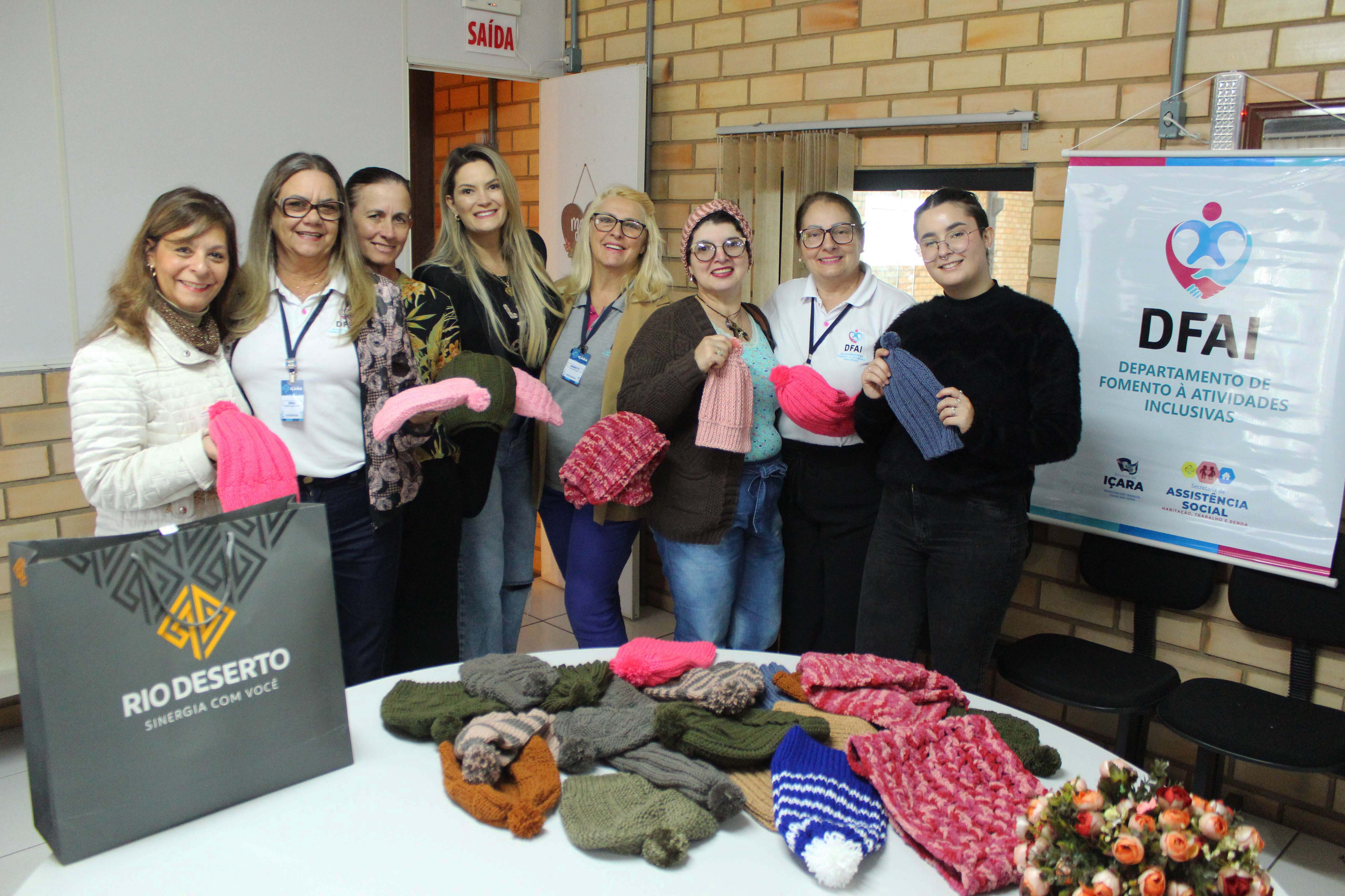 Famílias carentes de Içara serão beneficiadas com gorros de lã, produzidos por Clube de Mães em parceria com Rio Deserto
