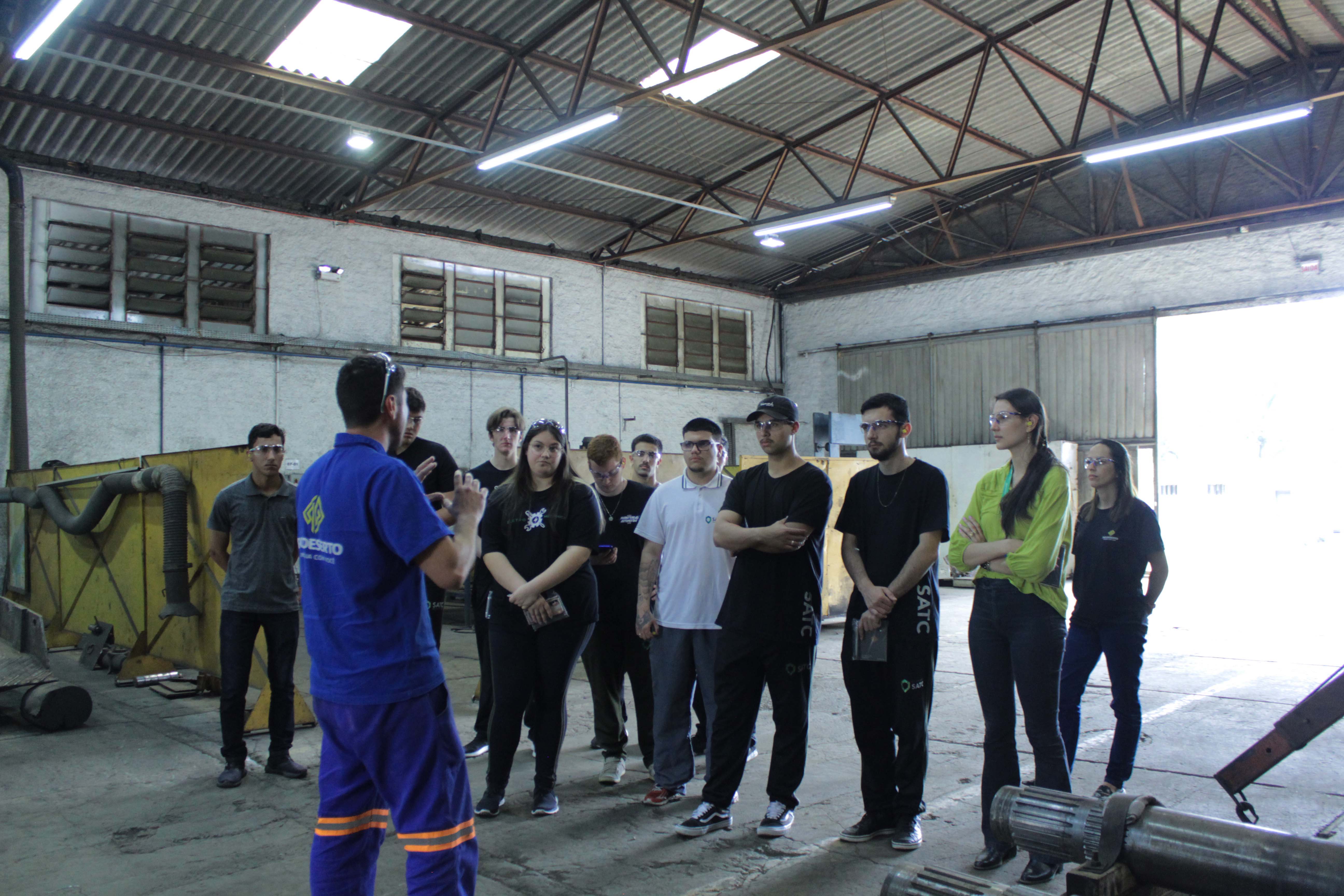 Estudantes de curso de aprendizagem, da UniSatc, visitam Unidade Metalúrgica, da Rio Deserto