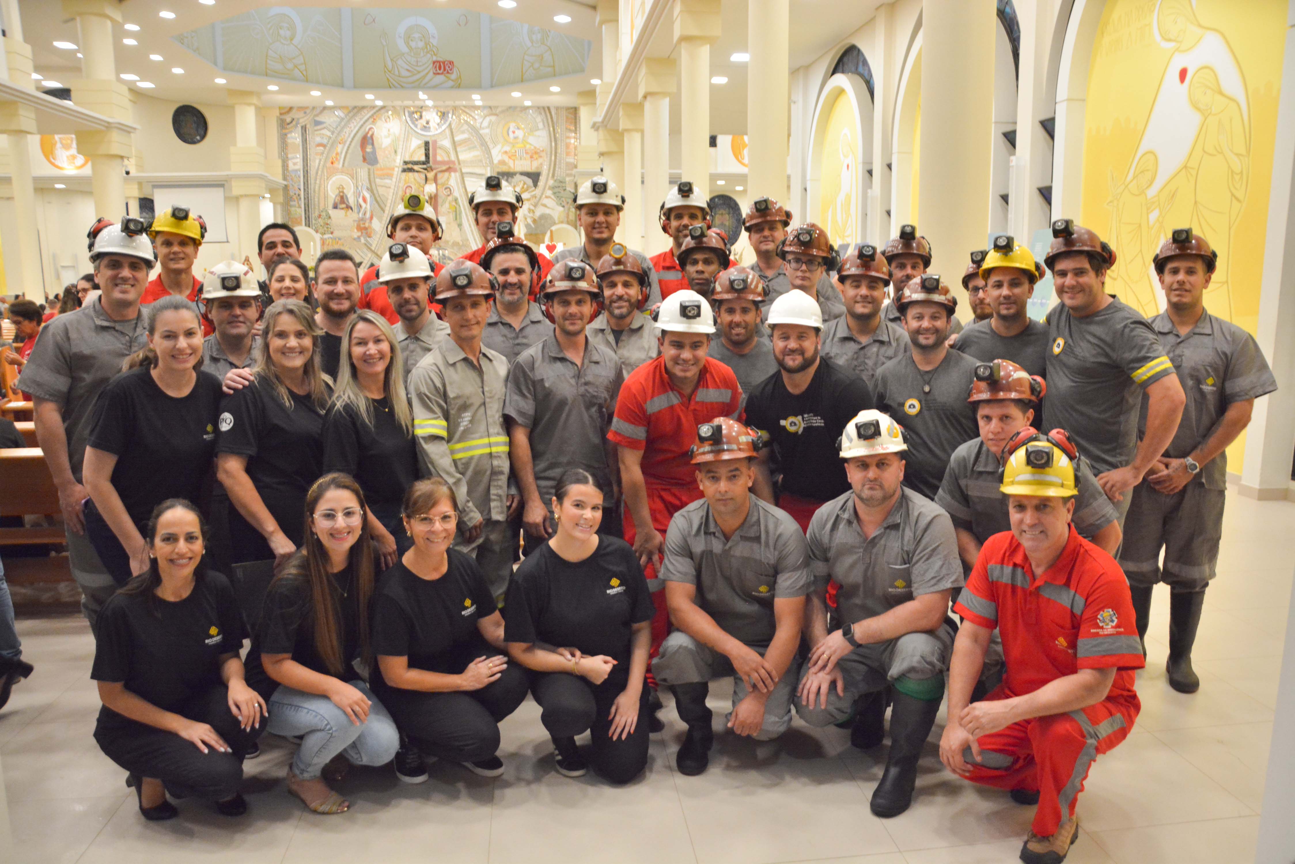 Colaboradores da Rio Deserto participam de cerimônia religiosa em homenagem aos mineiros