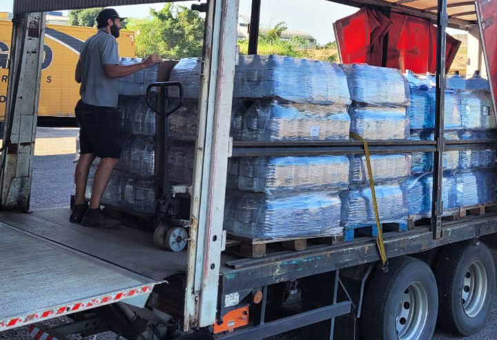 Rio Deserto doa mais de 8 toneladas de mantimentos aos atingidos pelas chuvas no RS