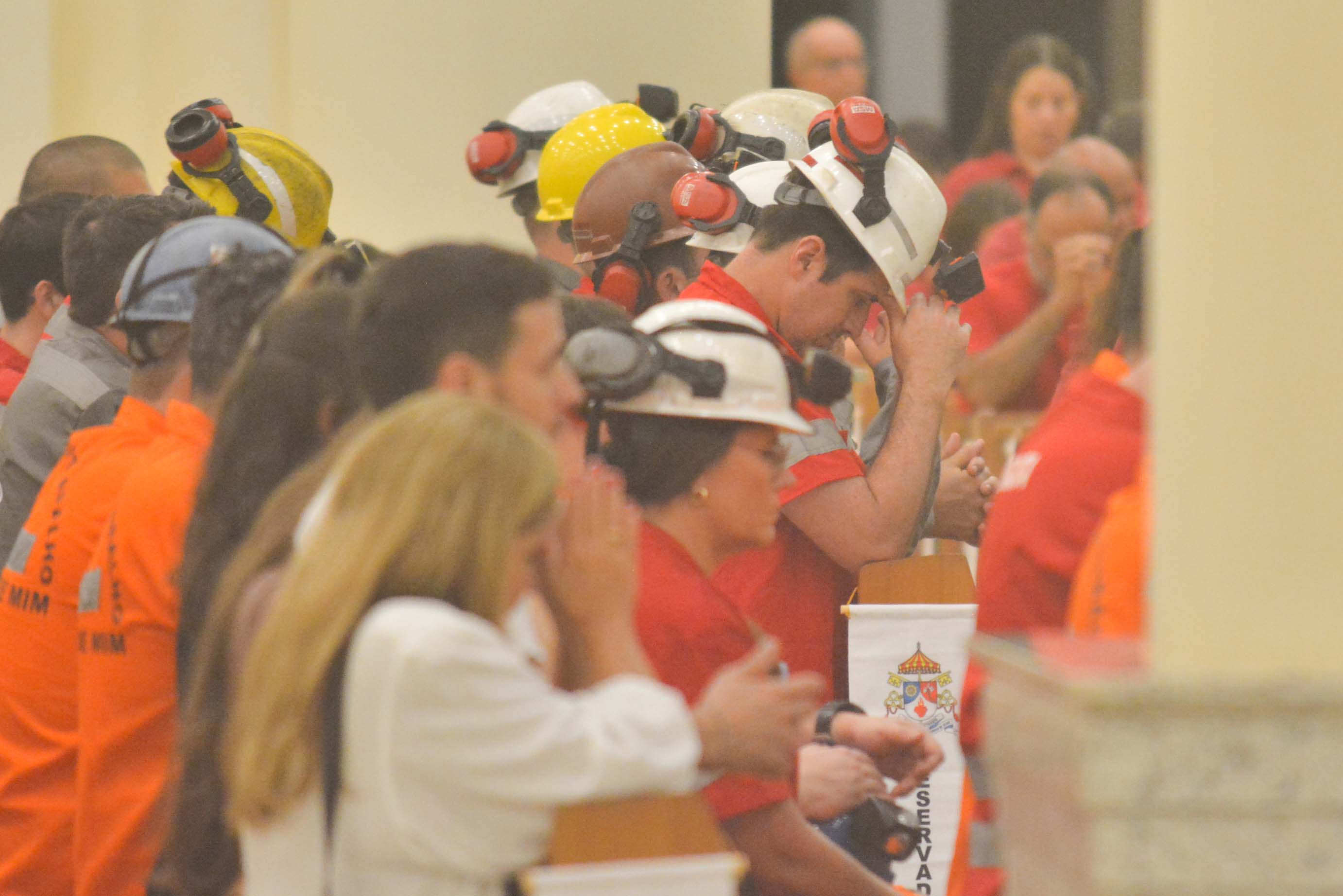 Fé e gratidão: mineiros são homenageados em celebração religiosa