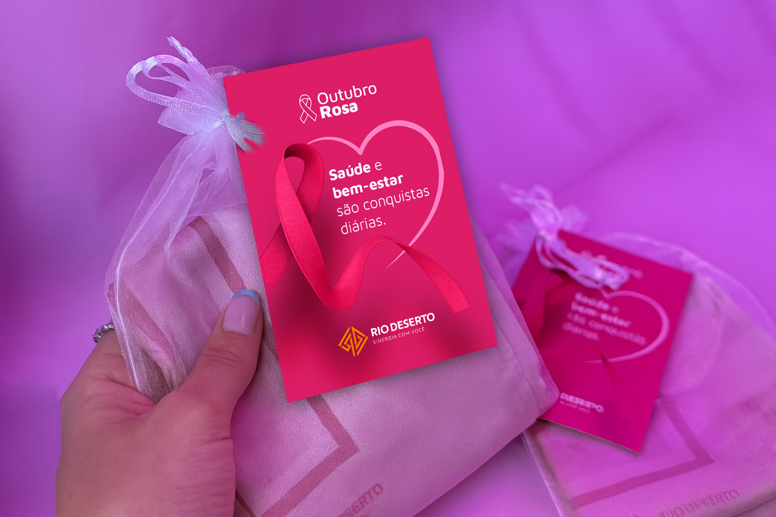 Outubro Rosa: Rio Deserto distribui lenços personalizados às colaboradoras