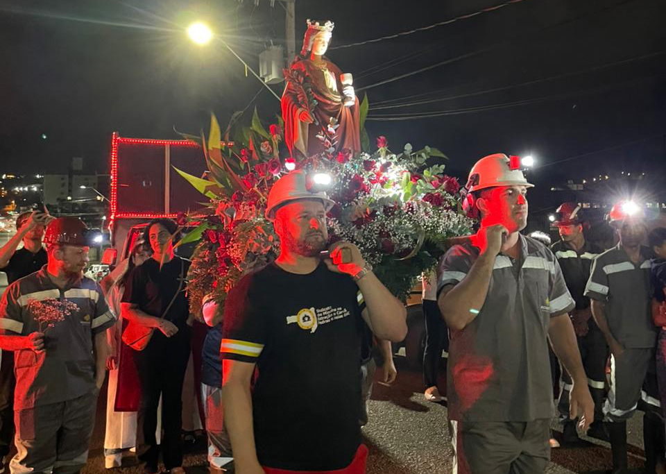 Mineiros participam de celebração religiosa em homenagem a Santa Bárbara