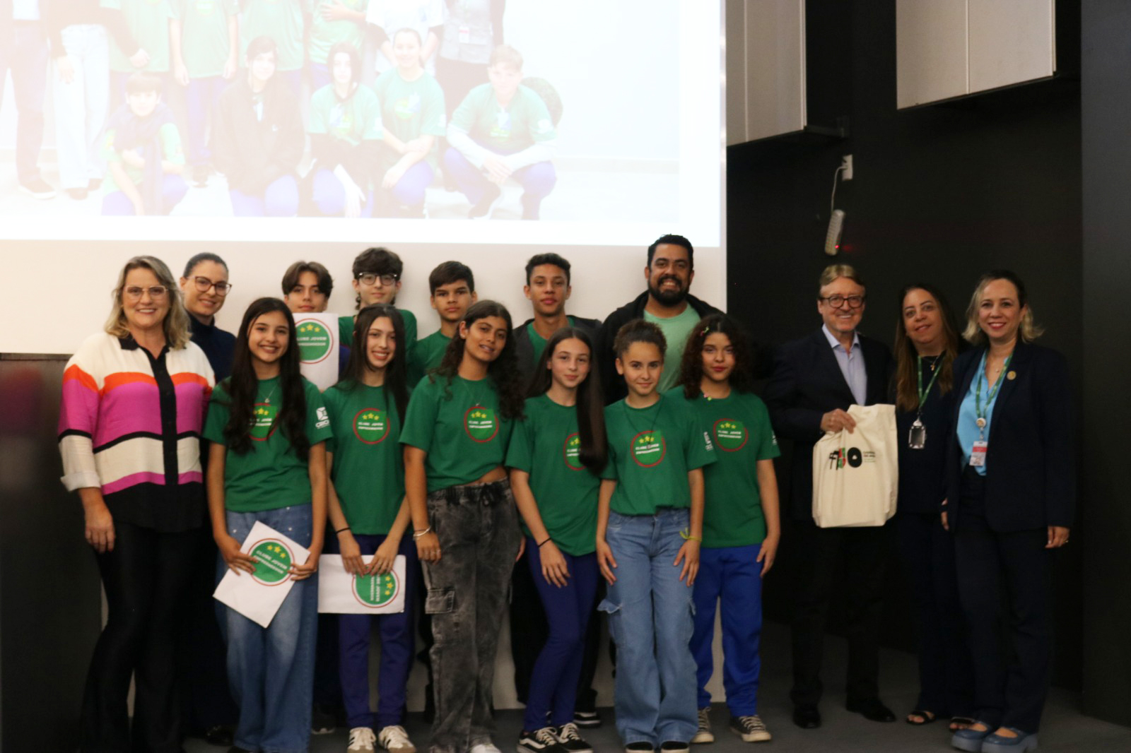 Clube Jovem Empreendedor: estudantes apresentam projetos