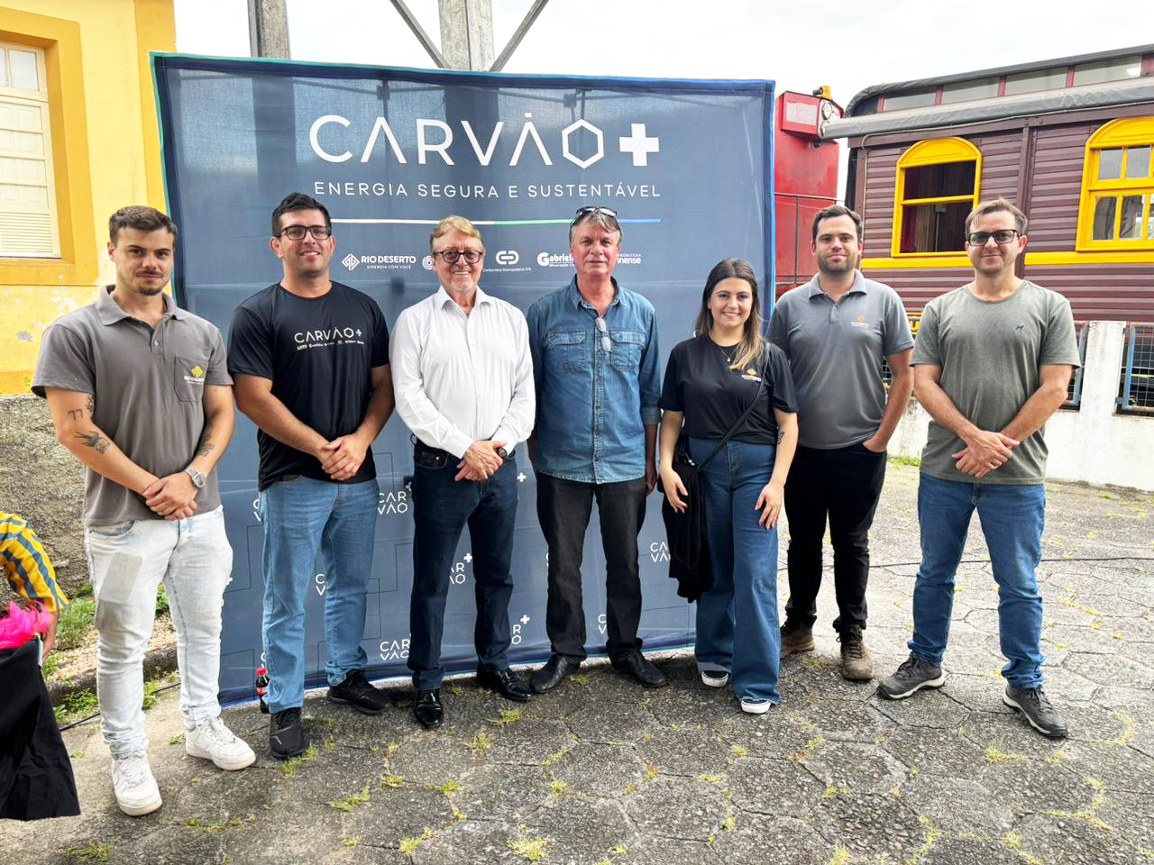 Passeio de trem celebra a história da mineração e envolve colaboradores das carboníferas