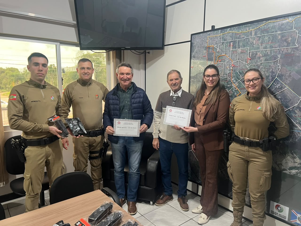 Polícia Militar de Içara recebe torniquetes com apoio da Rio Deserto