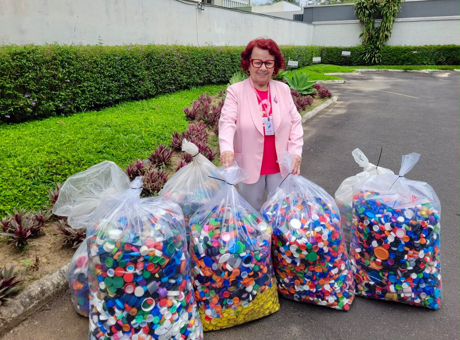 Rio Deserto doa mais de 100 quilos de tampinhas plásticas à Rede Feminina de Combate ao Câncer